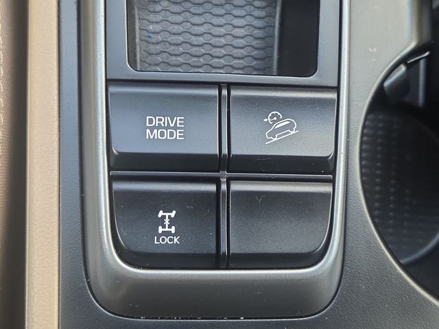 Used 2017 Winter White Hyundai SE image 15