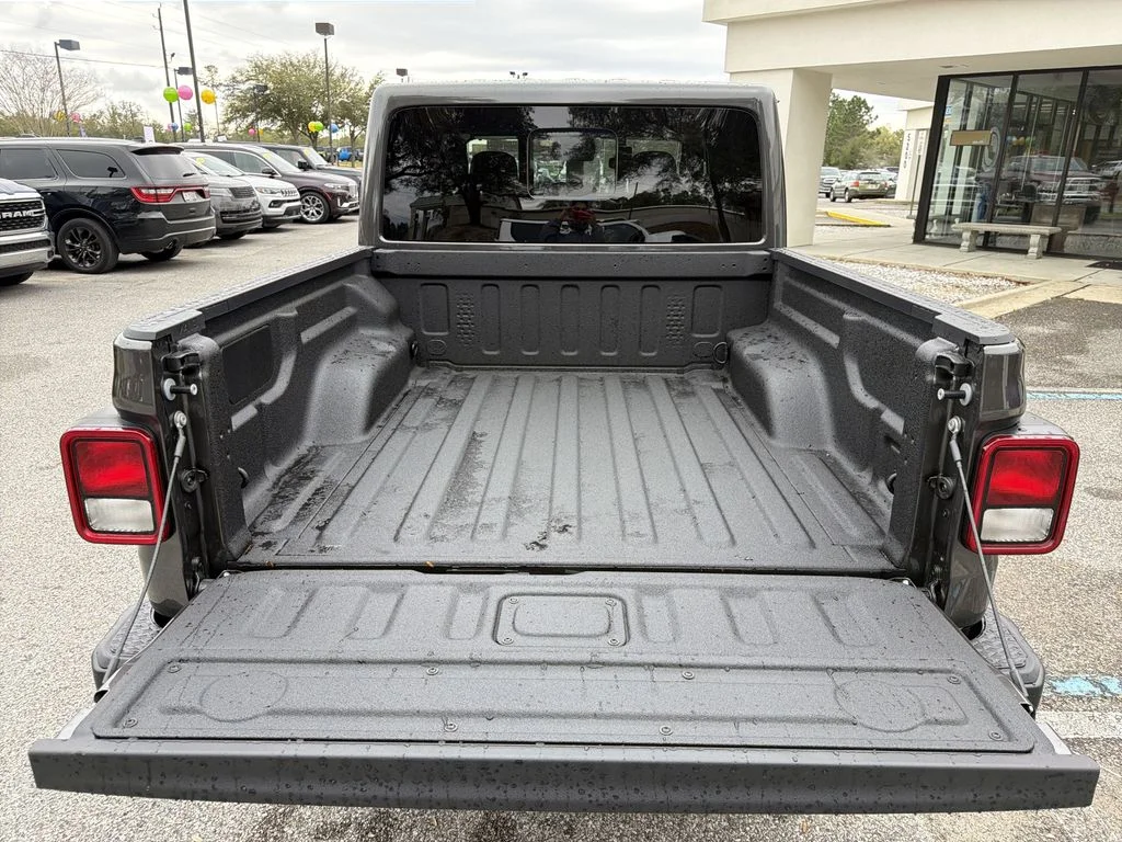 New 2026 Granite Crystal Metallic Clear-Coat Exterior Paint Jeep Sahara image 17