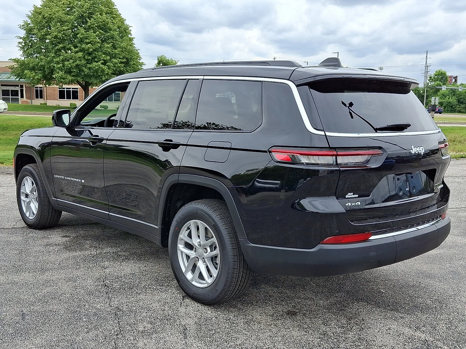 New 2026 Diamond Black Crystal Pearl-Coat Exterior Paint Jeep Laredo X image 4