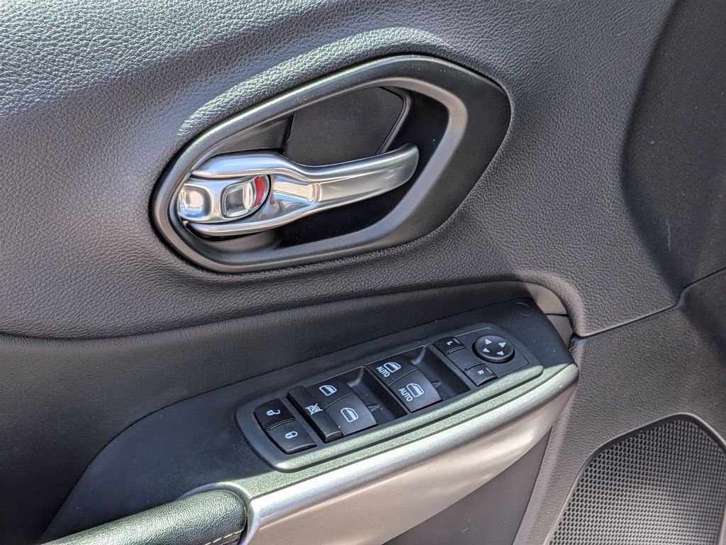 Used 2021 Silver Jeep Latitude Lux image 12