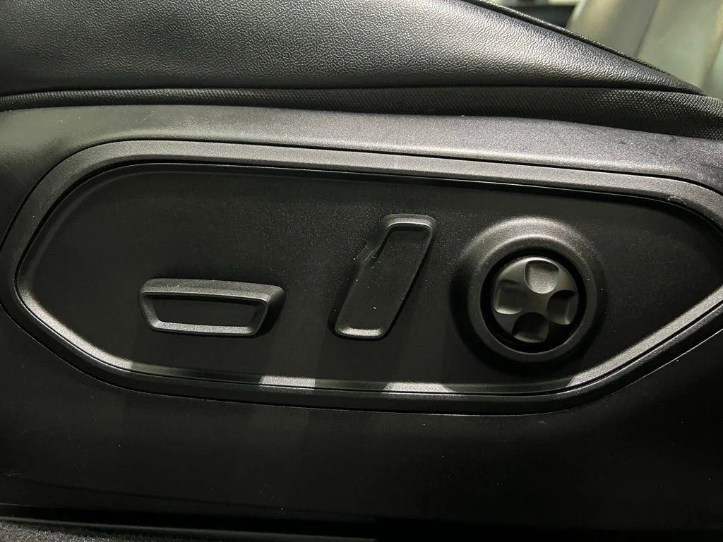 Used 2024 Wh Jeep Limited image 19