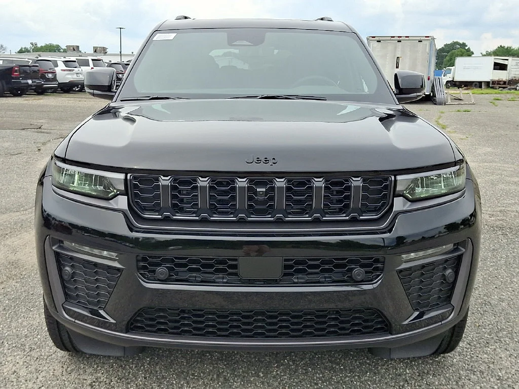 New 2026 Diamond Black Crystal Pearl-Coat Exterior Paint Jeep 85th Anniversary Edition image 2