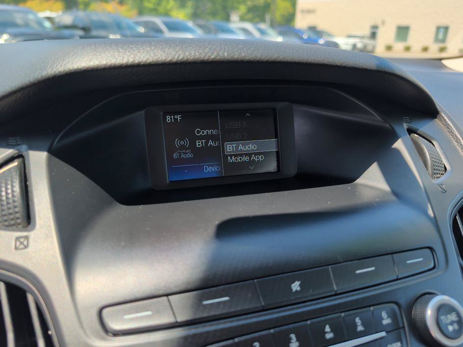 Used 2018 White Gold Metallic Ford SE image 24