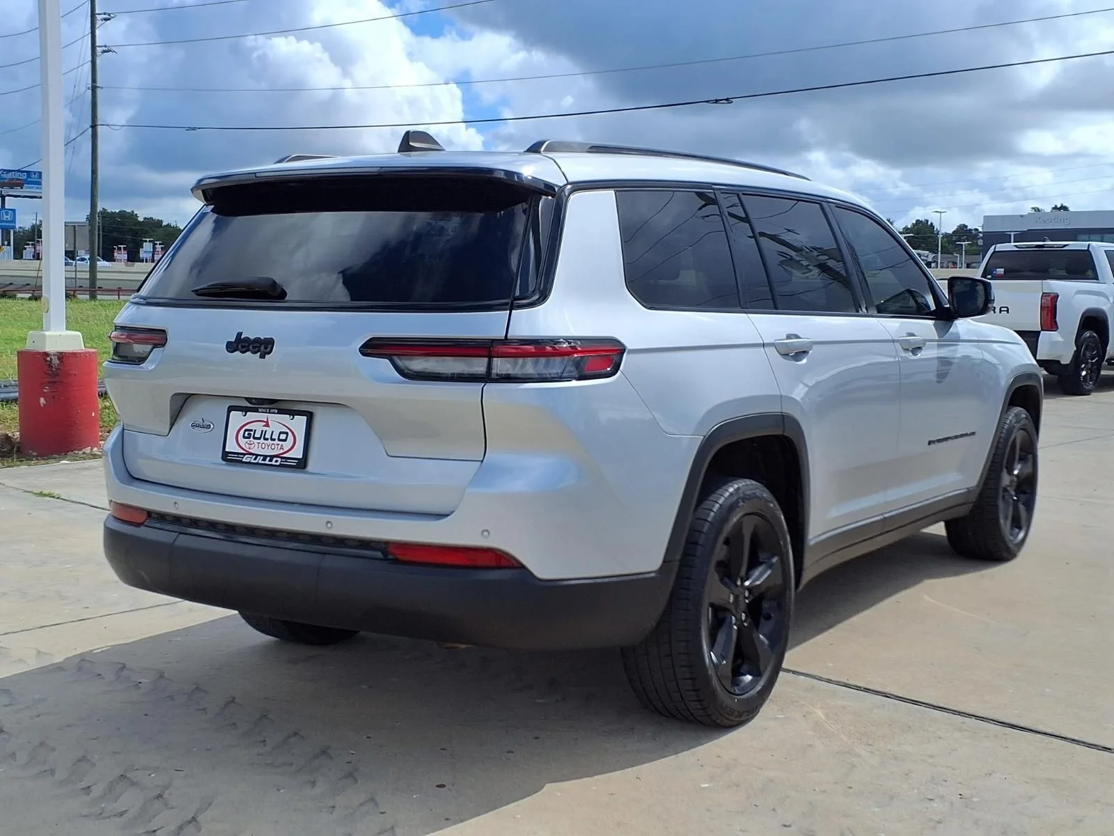 Used 2023 Silver Jeep Altitude image 6