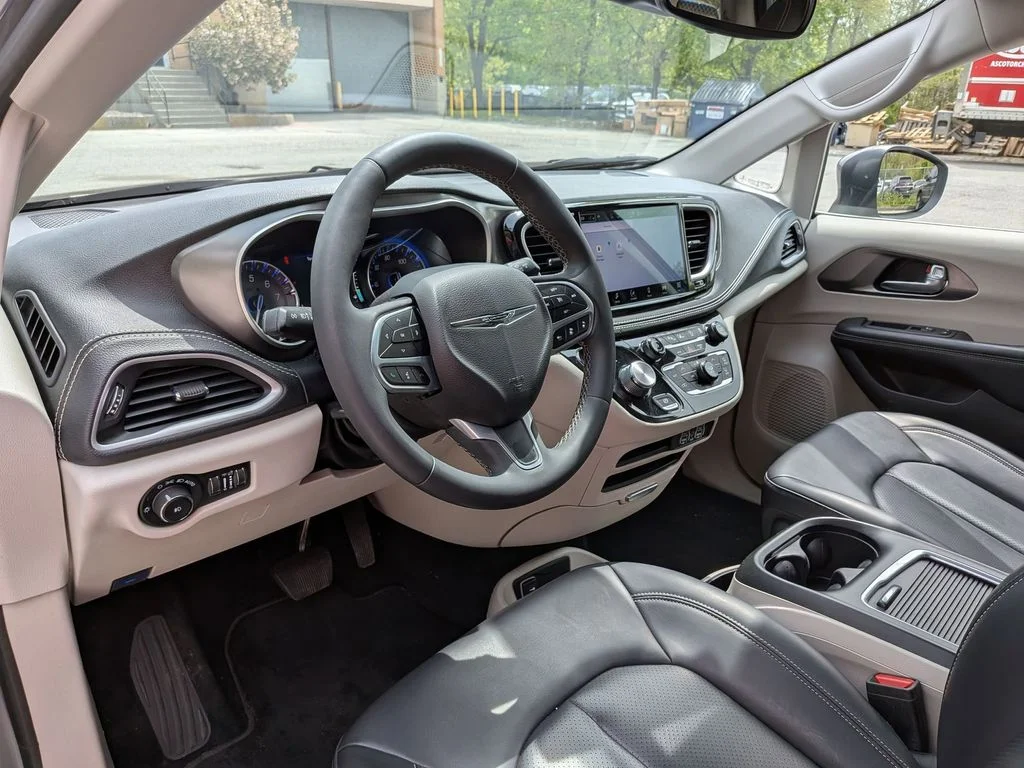 Used 2023 White Chrysler Touring L image 13