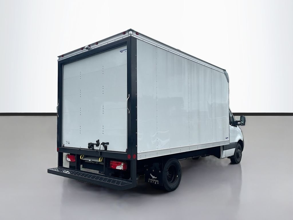 Used 2024  Mercedes-Benz DRY BOX TRUCK image 3