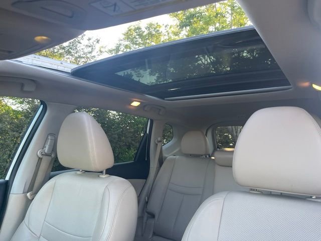 Used 2015 White Nissan SL image 10