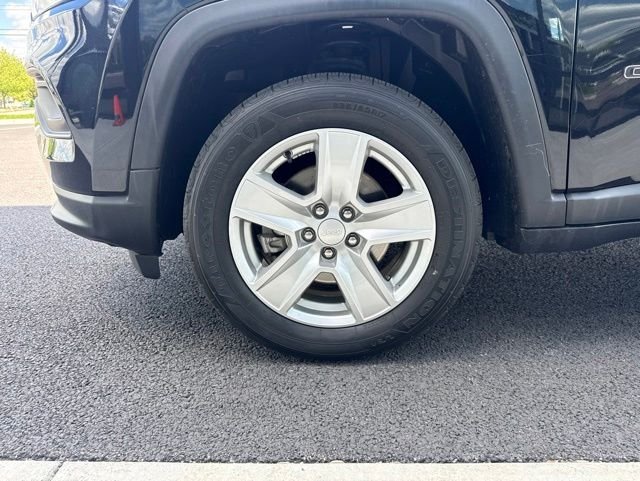 Used 2022 Black Jeep Latitude image 8