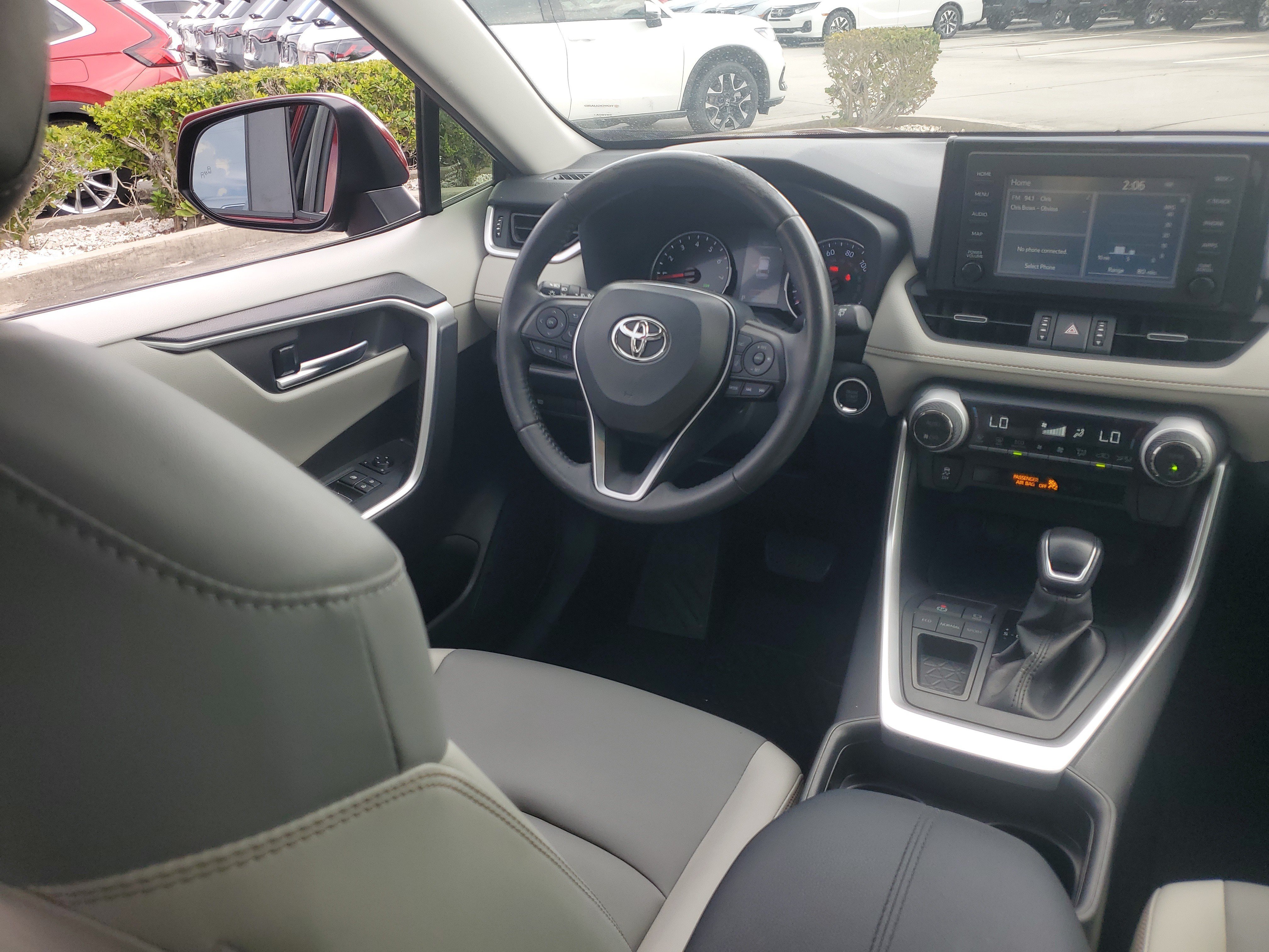 Used 2019 Pearl Toyota XLE Premium image 19