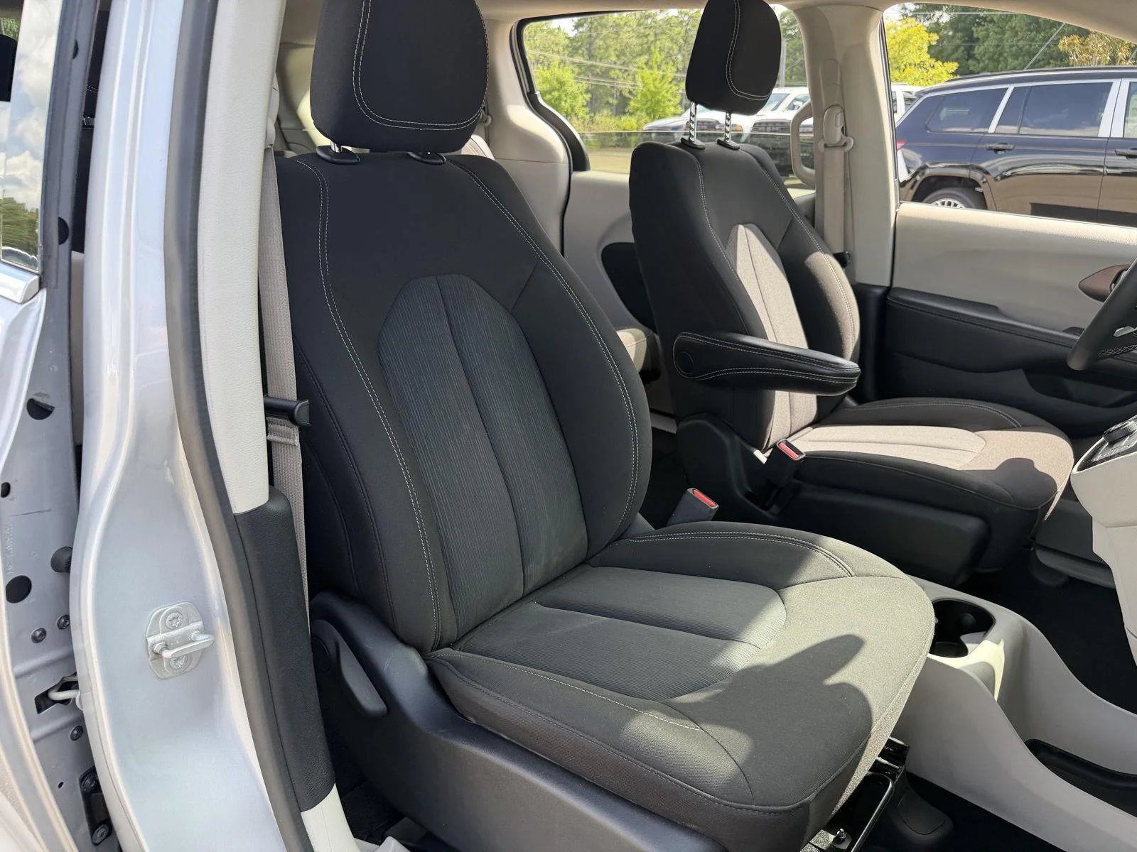Used 2023 Silver Mist Clearcoat Chrysler LX image 19
