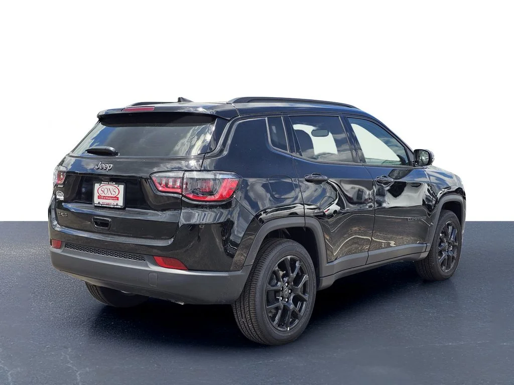 New 2026 Diamond Black Crystal Pearl-Coat Exterior Paint Jeep Latitude image 8