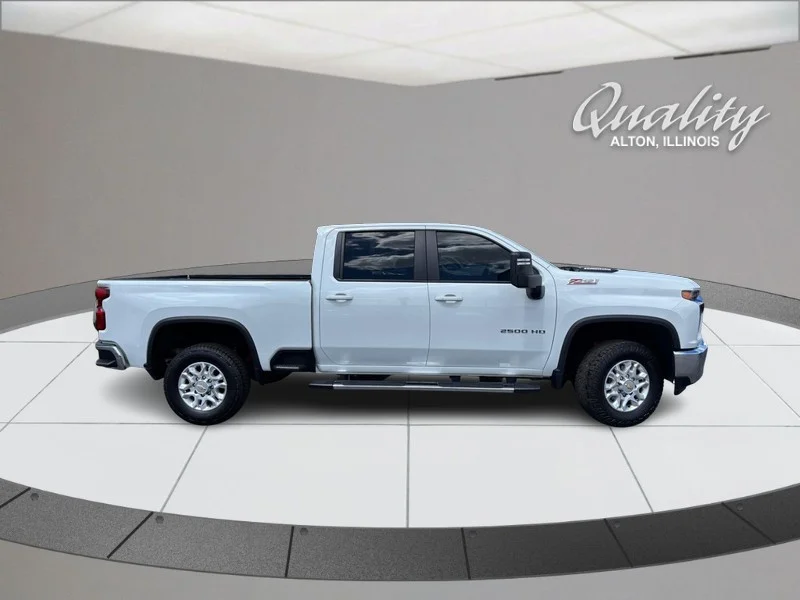 Used 2022 Summit White Chevrolet LT image 3