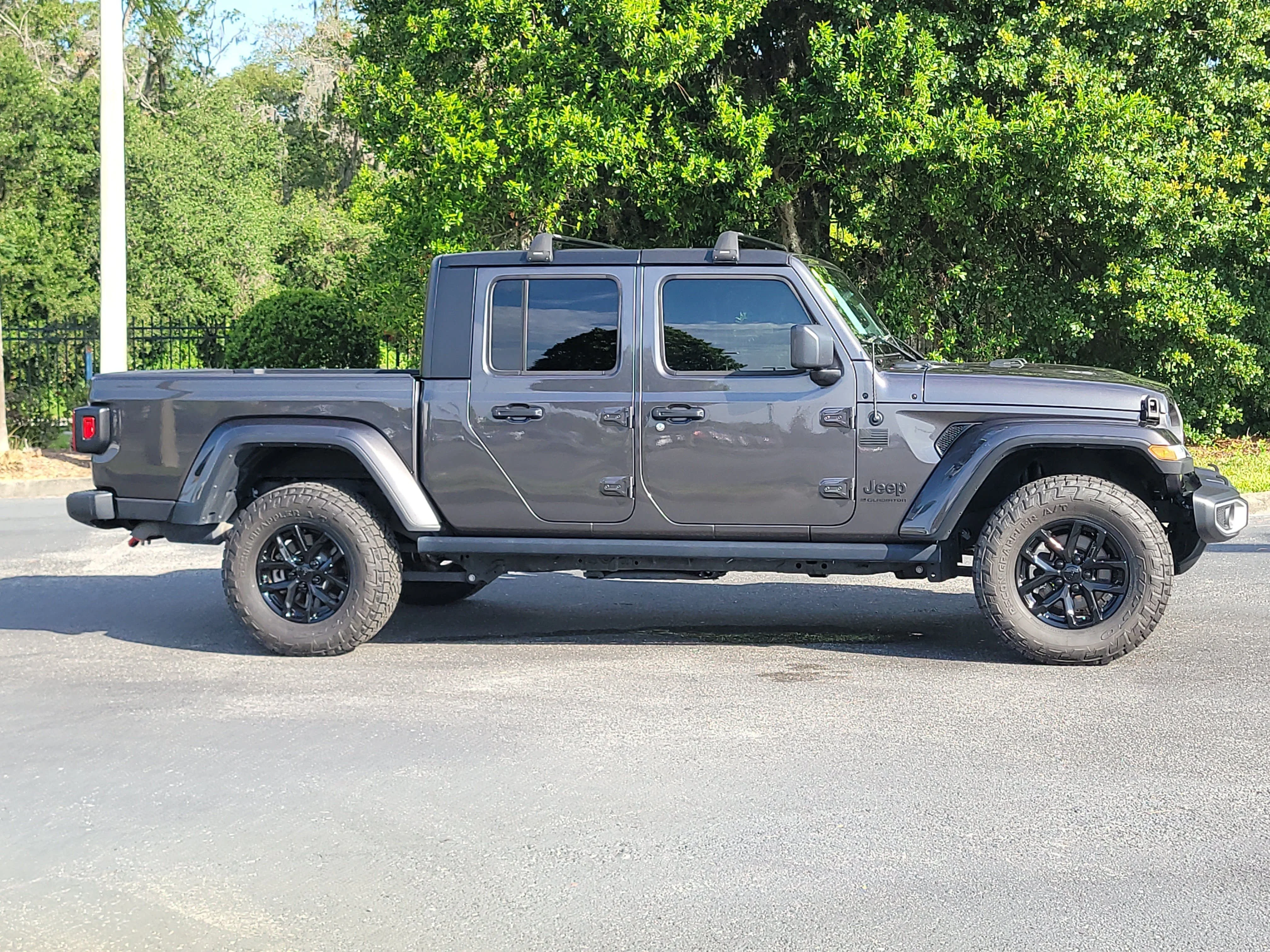 Used 2023 Granite Crystal Metallic Clearcoat Jeep Sport S image 7