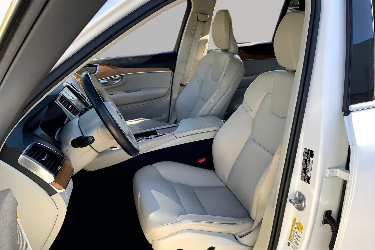 Used 2022 Crystal White Metallic Volvo Momentum image 7