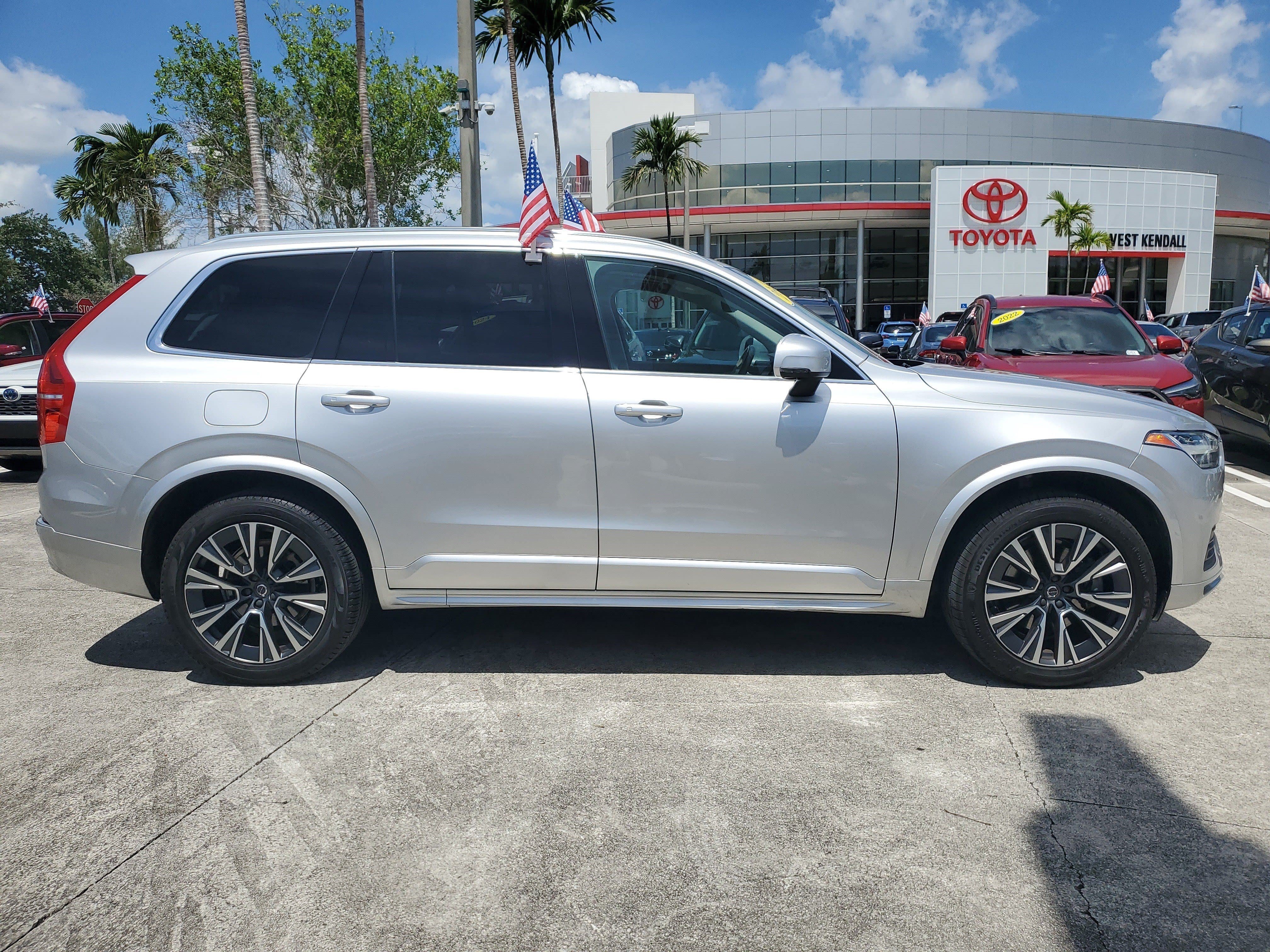 Used 2022 Bright Silver Metallic Volvo Momentum image 8