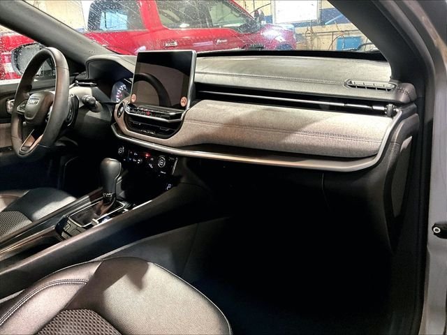 Used 2024 Silver Jeep Latitude image 17