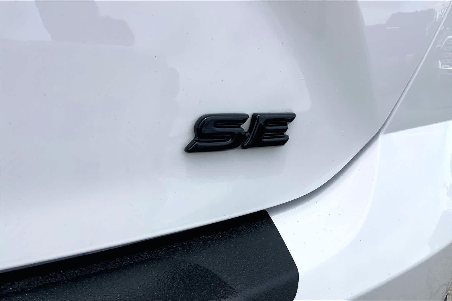 Used 2025 Ice Cap Toyota SE image 8
