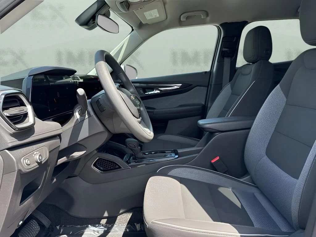 Used 2025 Summit White Chevrolet LT image 9