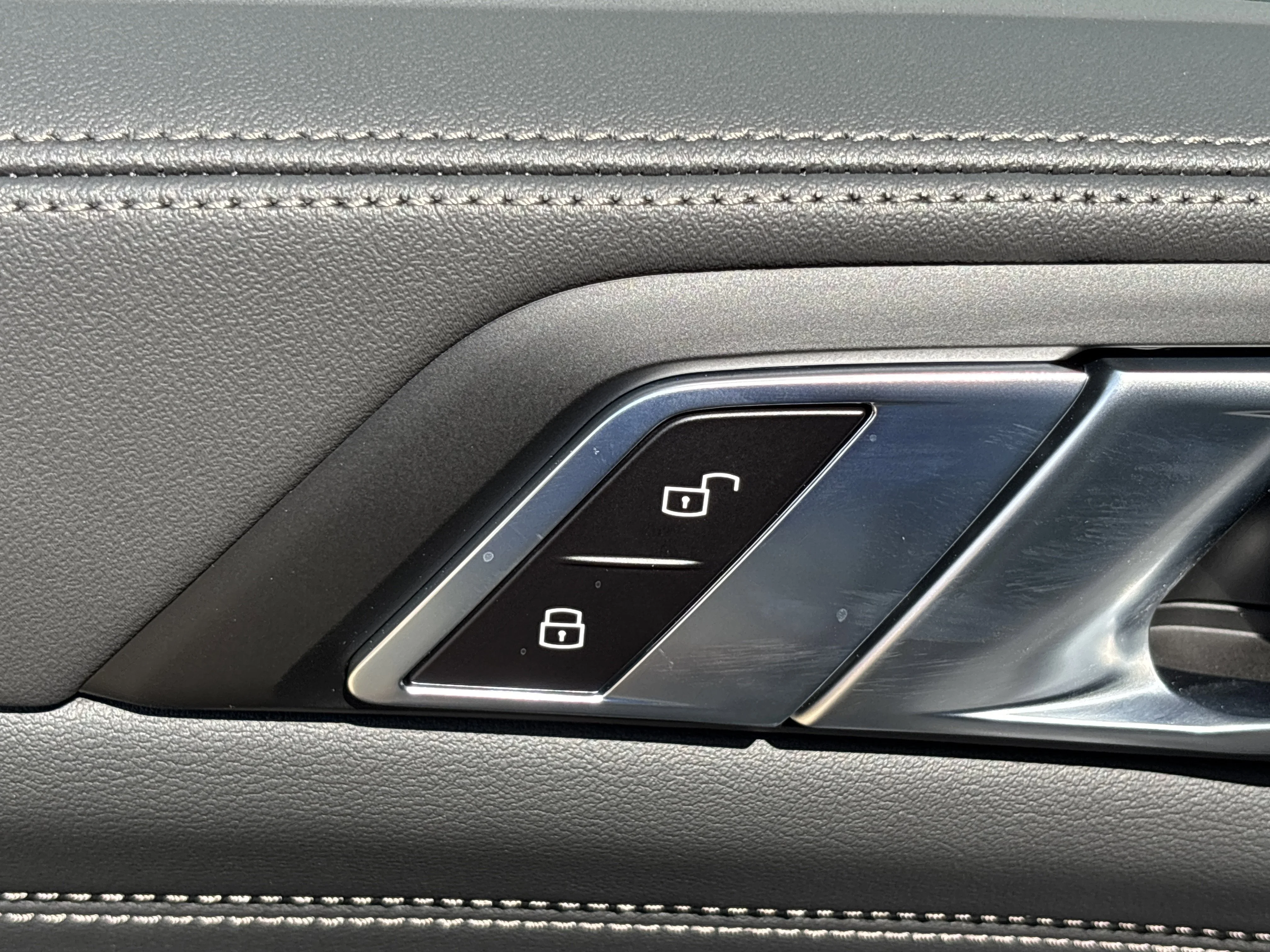 New 2026 0416 Carbon Black Metallic BMW xDrive40i image 23
