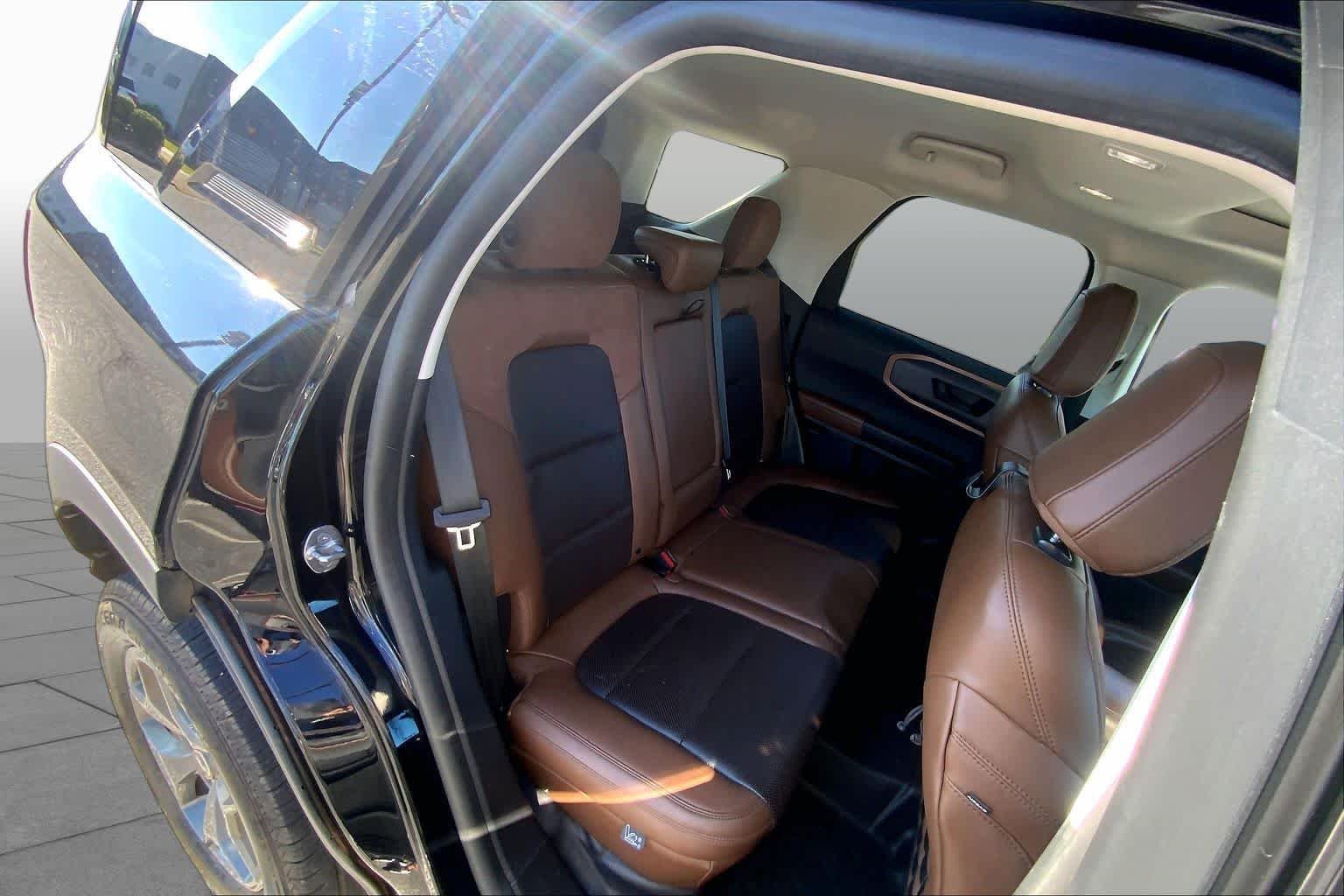 Used 2021 Shadow Black Ford Badlands image 17