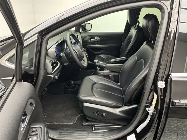 Used 2025 Diamond Black Crystal Pearlcoat Chrysler Select image 3