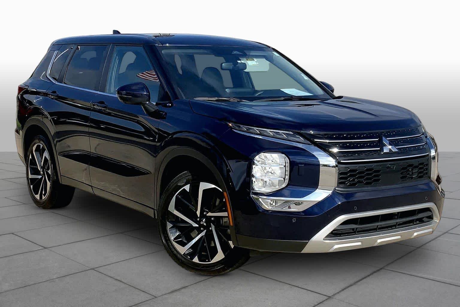 Used 2023 Cosmic Blue Metallic Mitsubishi SE image 3