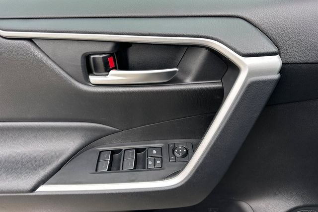 Certified Used 2025  Toyota XLE image 13