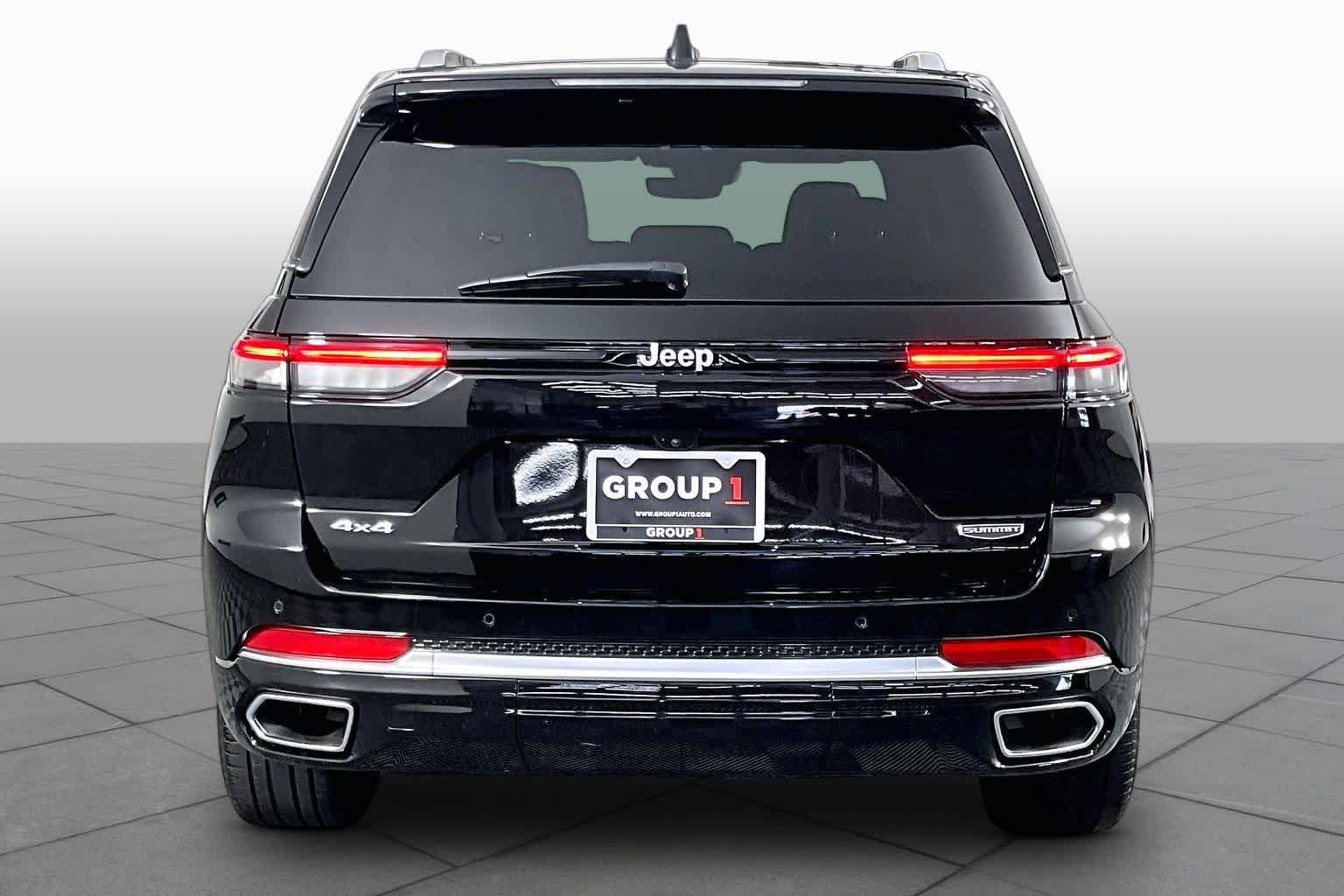 Used 2022 Diamond Black Crystal Pearlcoat Jeep Summit image 4
