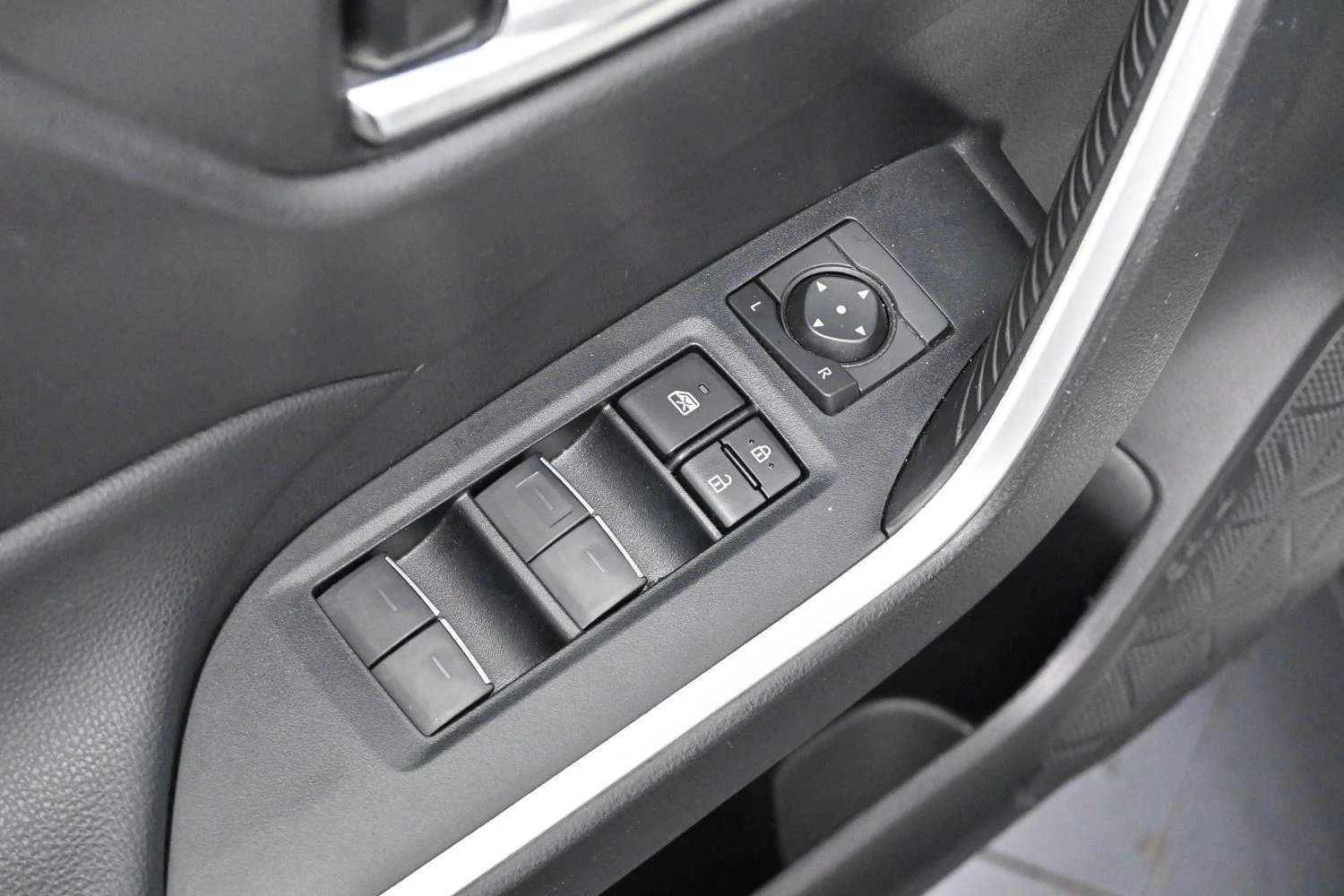 Used 2022 White Toyota XLE image 10