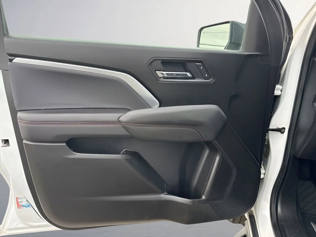 Used 2025 Summit White Chevrolet Z71 image 27