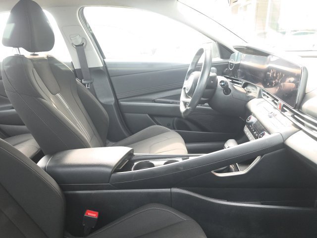 Used 2025 Black Hyundai SEL Convenience image 4