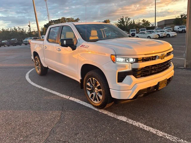 Used 2025 Summit White Chevrolet RST image 1