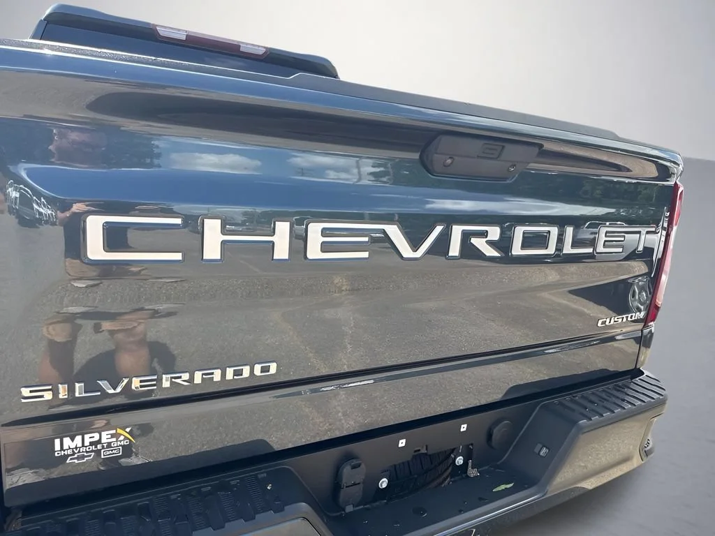 Used 2020 SHADOW GRAY METALLIC Chevrolet Custom image 28