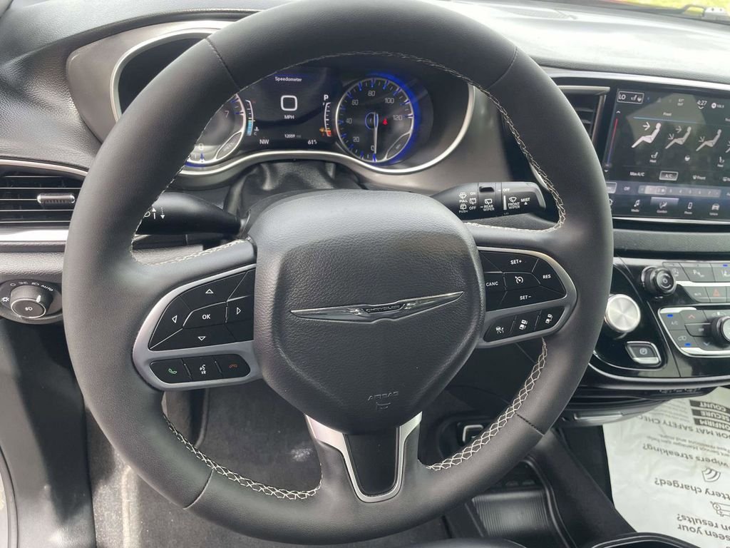 Used 2025 White Chrysler Select image 15