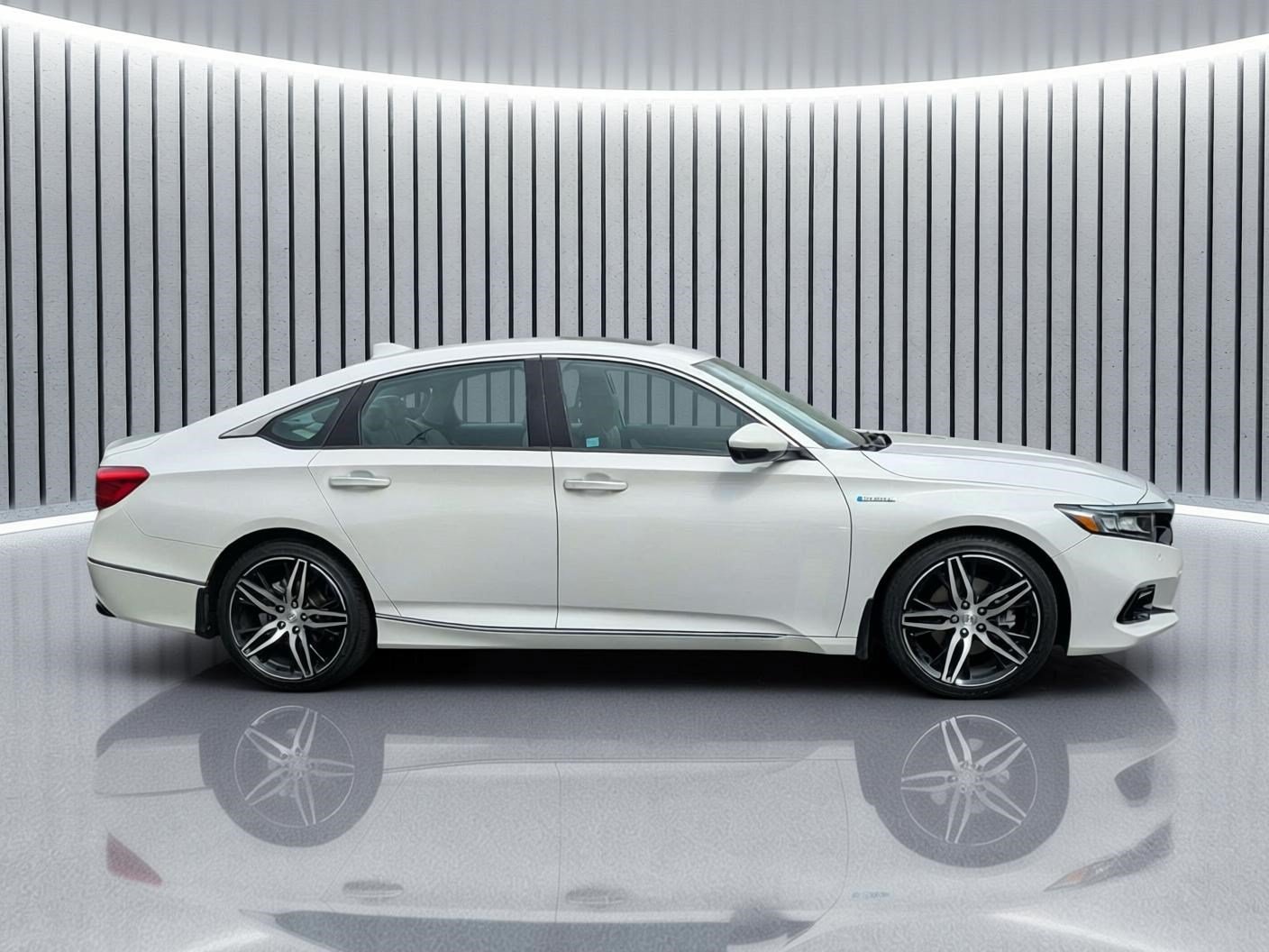 Used 2022 Platinum White Pearl Honda Touring image 4