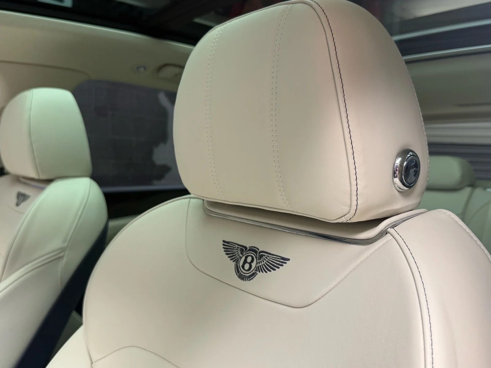 Used 2019 Dk. Blue Bentley V8 image 12
