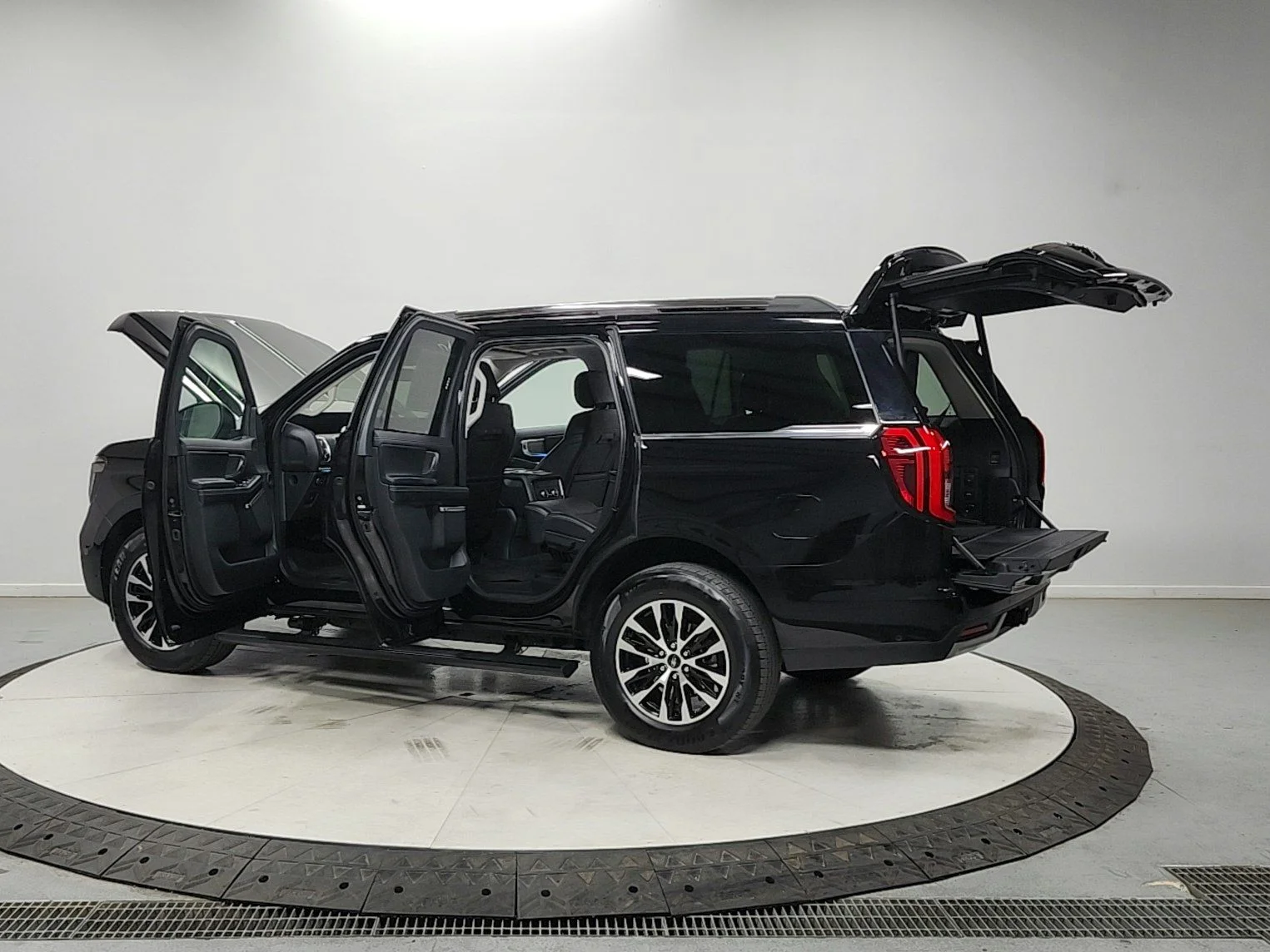 Used 2025 Agate Black Metallic Ford Platinum image 13