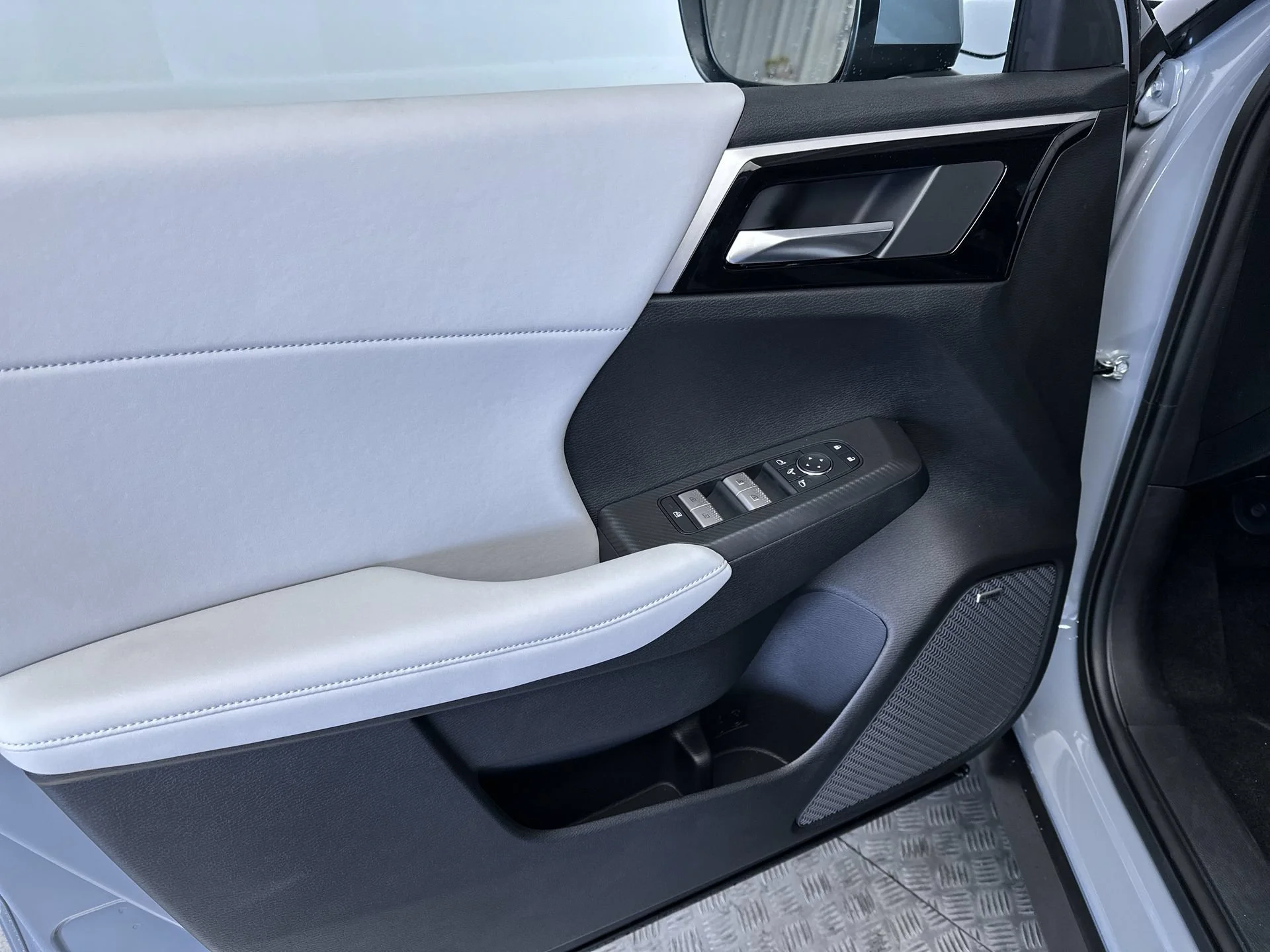 New 2026 Moonstone Gray Metallic Mitsubishi SE image 15