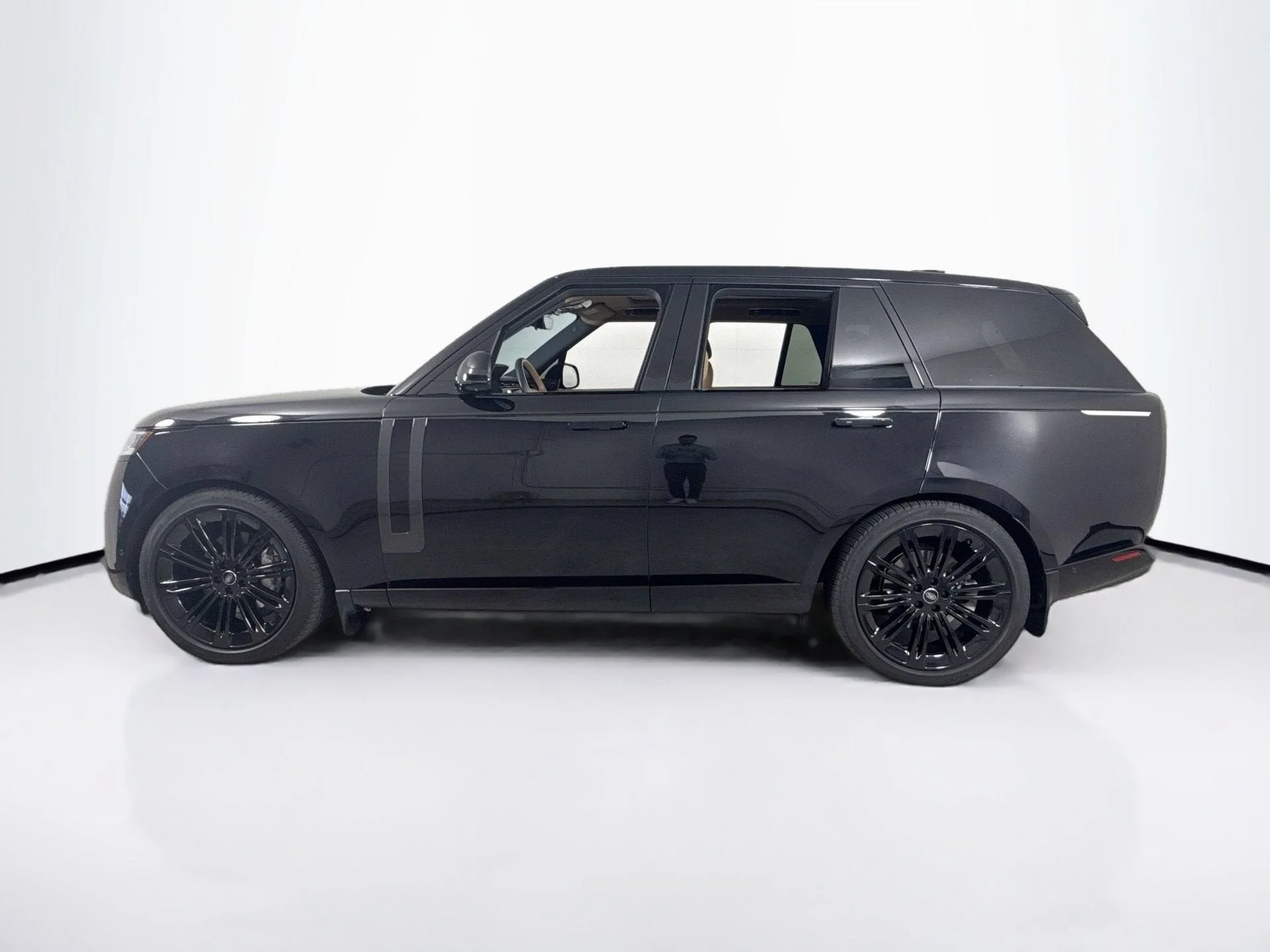 Used 2023 Santorini Black Metallic Land Rover SE image 4