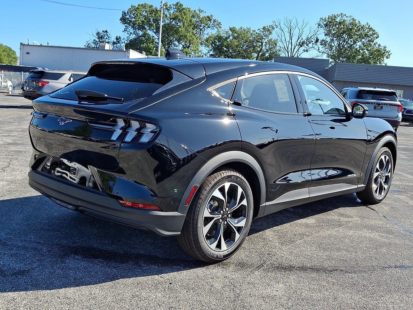 New 2026 Shadow Black Ford Select image 4