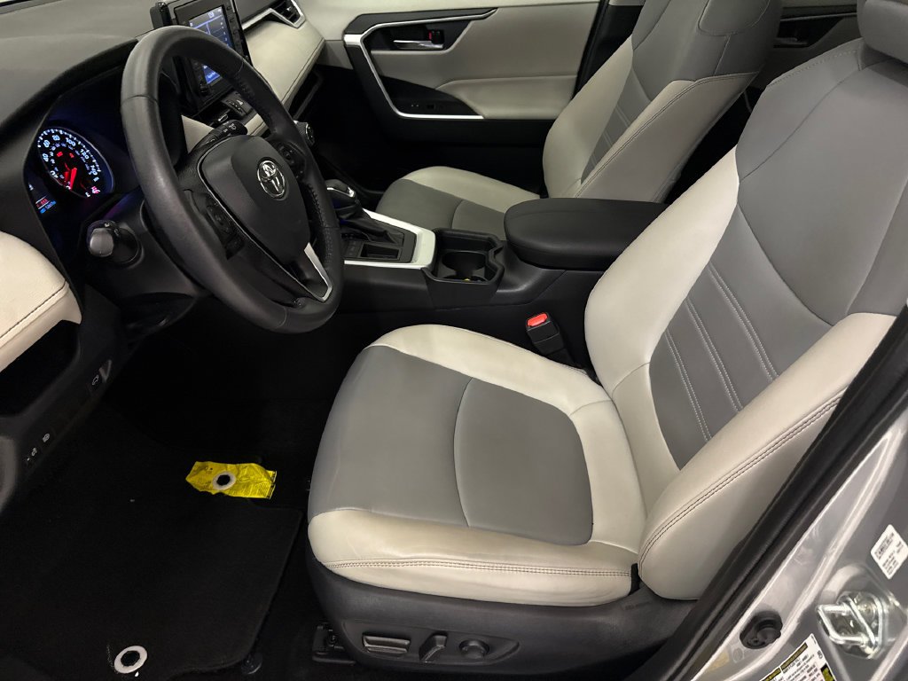 Used 2020 Silver Sky Metallic Toyota XLE Premium image 19