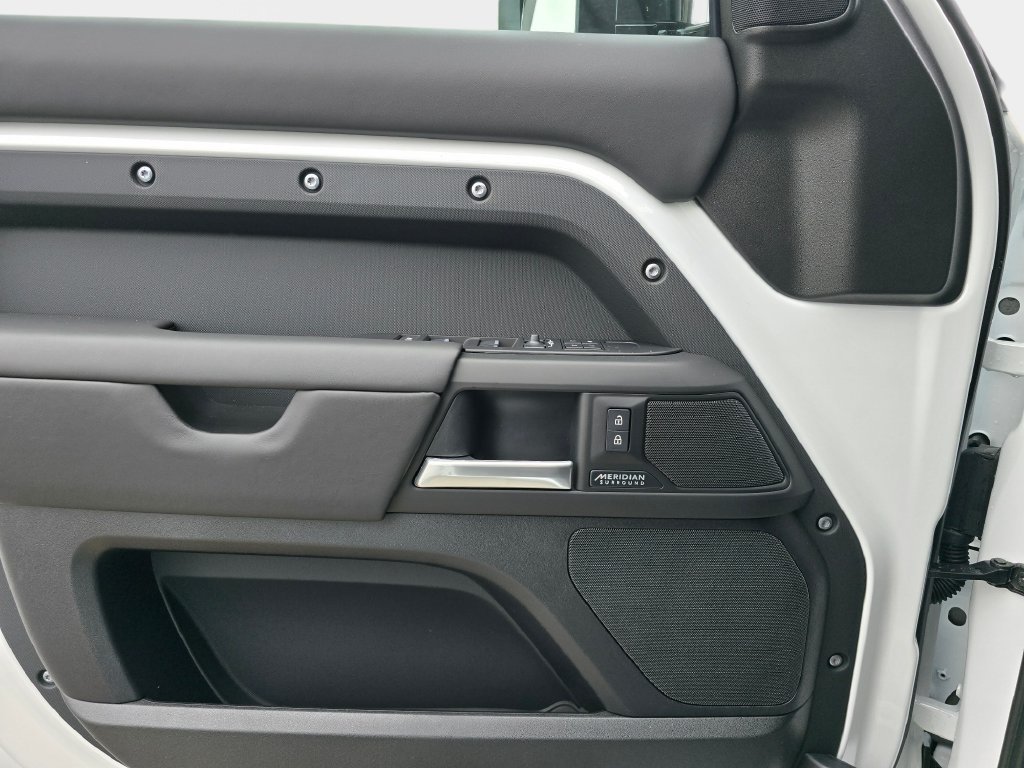 New 2026 Fuji White LAND ROVER X-Dynamic SE image 28