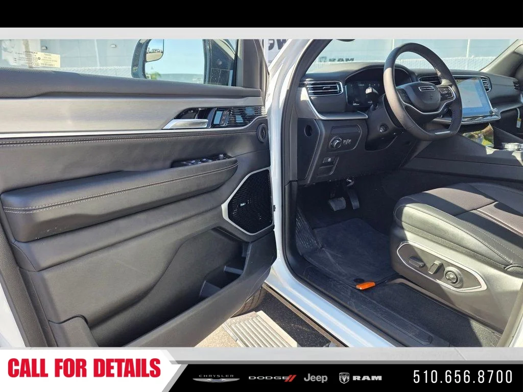 New 2026 Bright White Clear-Coat Exterior Paint Jeep Limited Altitude image 18