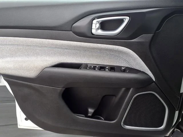 Used 2024  Jeep Latitude image 19