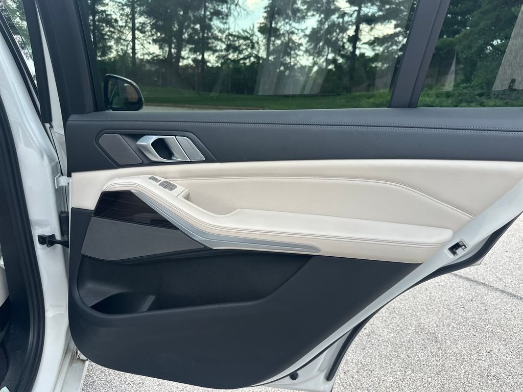 Used 2021 White BMW xDrive40i image 41