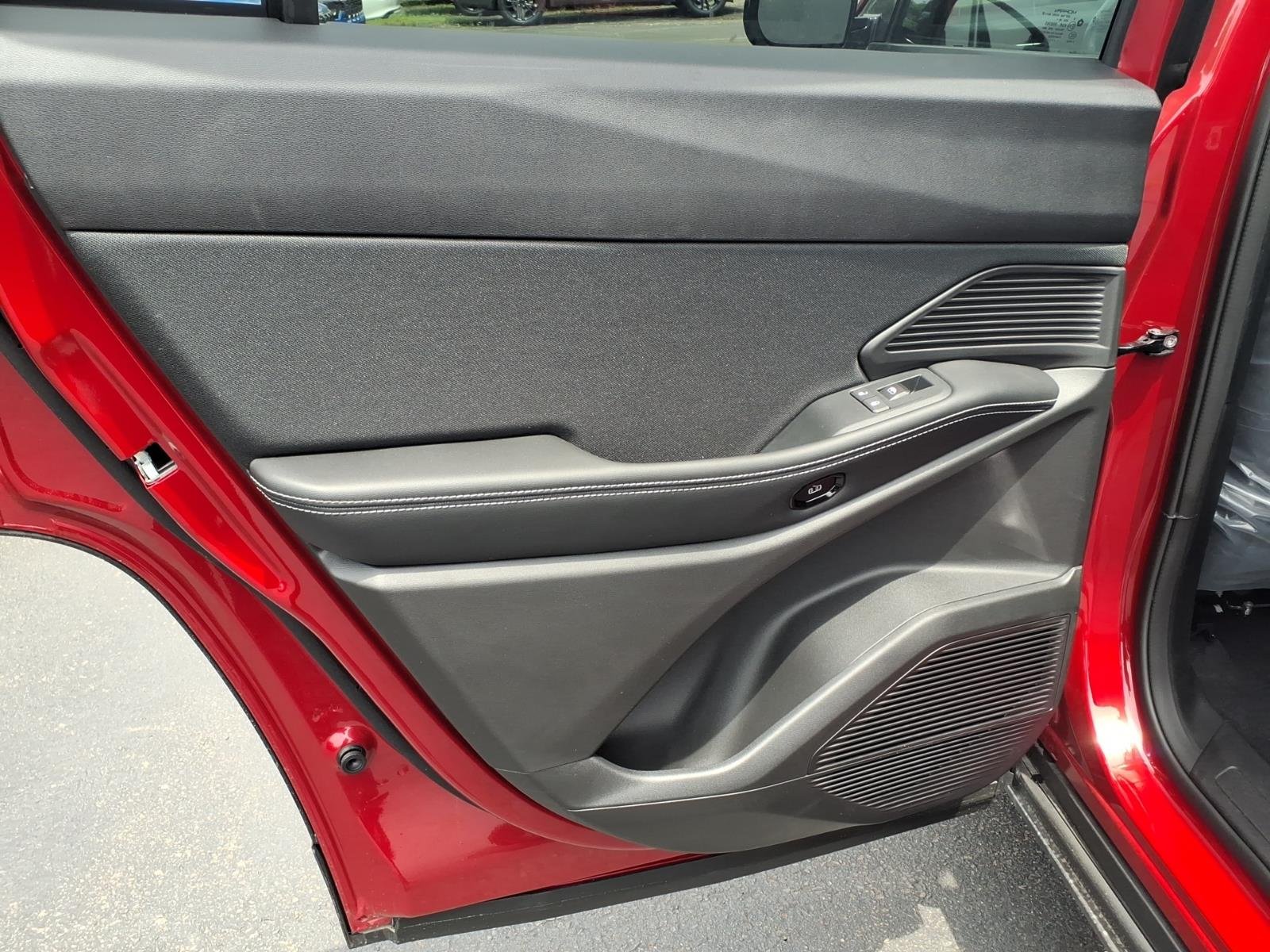 New 2026 Red Hot Pearl-Coat Exterior Paint Jeep Laredo image 9