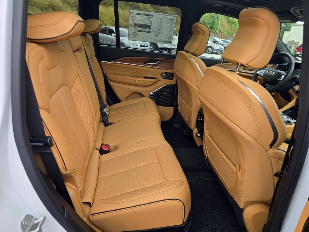 New 2027 White/off-white Jeep Summit image 26