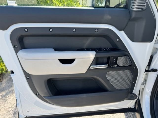 2024 Land Rover Defender X-Dynamic SE - Photo 8