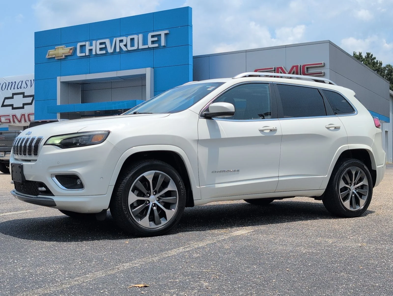 Used 2019 White Jeep Overland image 1