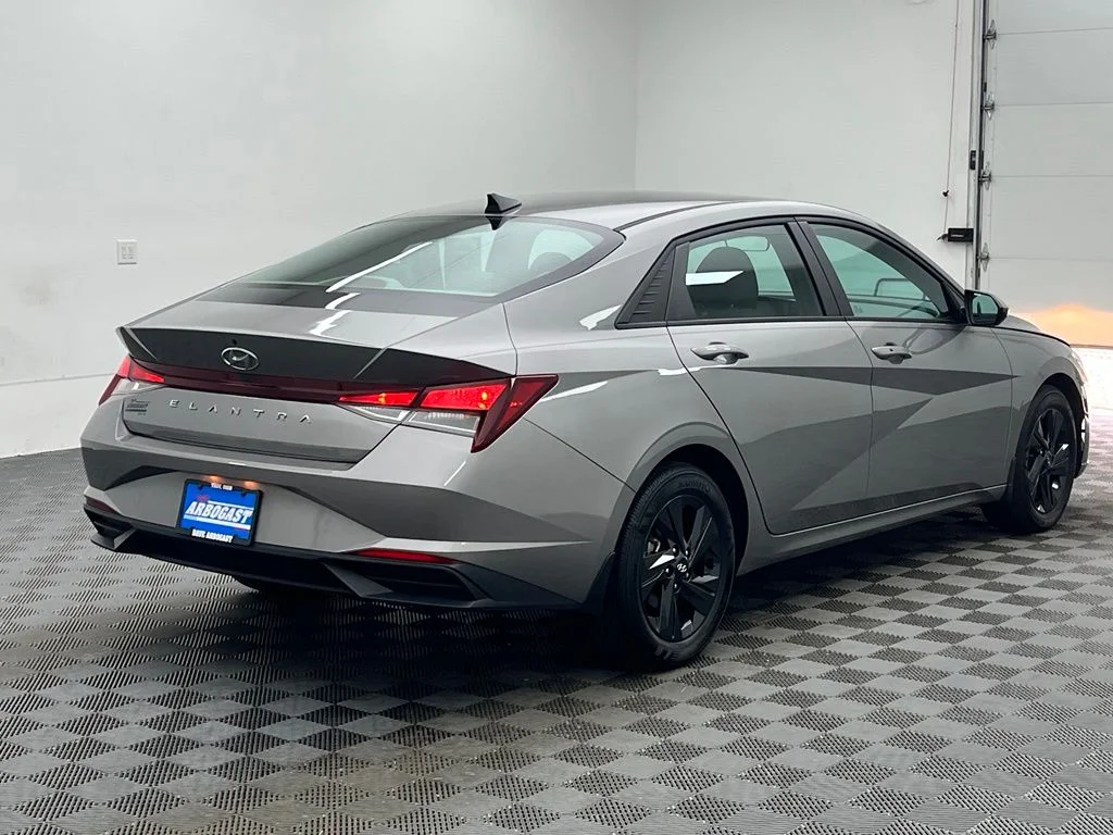 Used 2023 Silver Hyundai SEL image 8